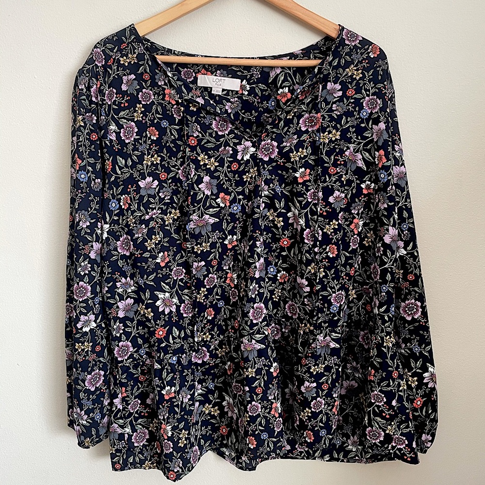 LOFT PLUS LIGHTWEIGHT FLORAL BLOUSE -SIZE18